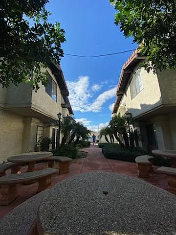 624 W Alondra Blvd — Photo 4