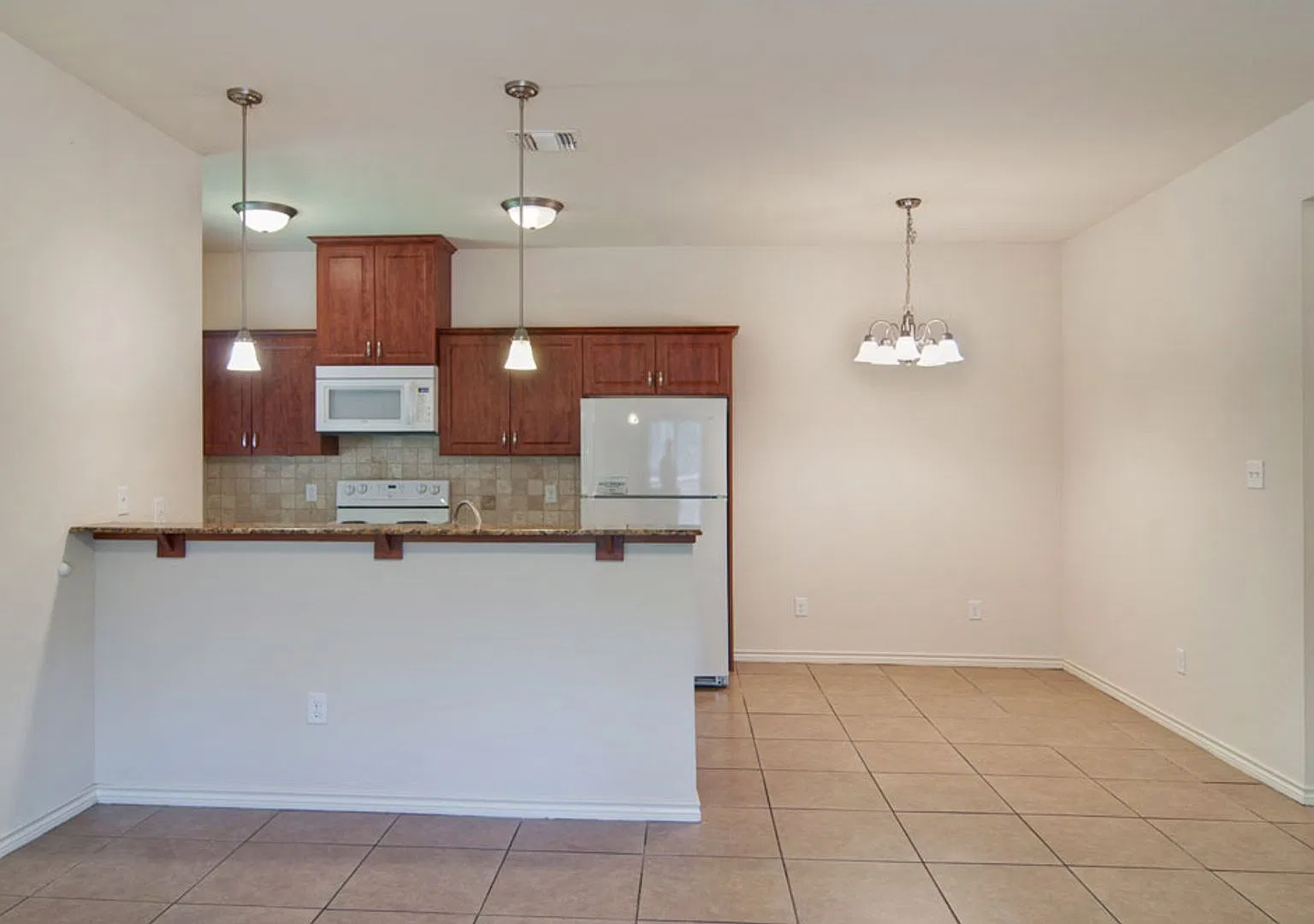 Available August 2027! Amazing 3 Bedroom 3 Bathroom Duplex! — Photo 4
