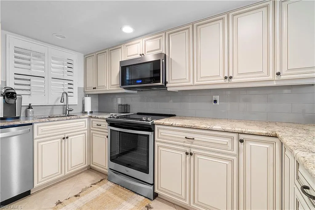 2 bed, 2.0 bath, 977 sqft, $8,000 — Photo 4