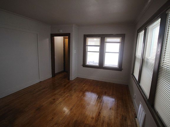 4th image of 3215 W Auer Ave