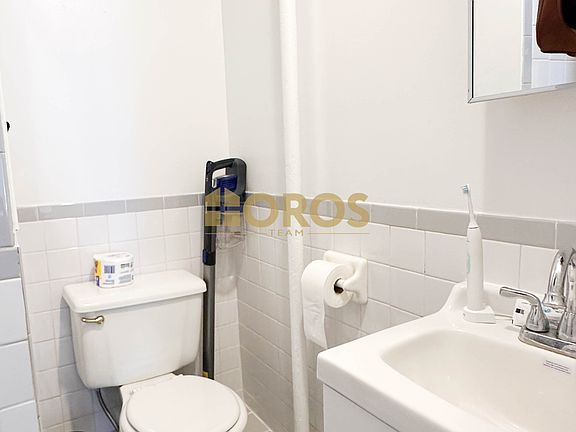 4th image of 236 E 7th St APT 4D