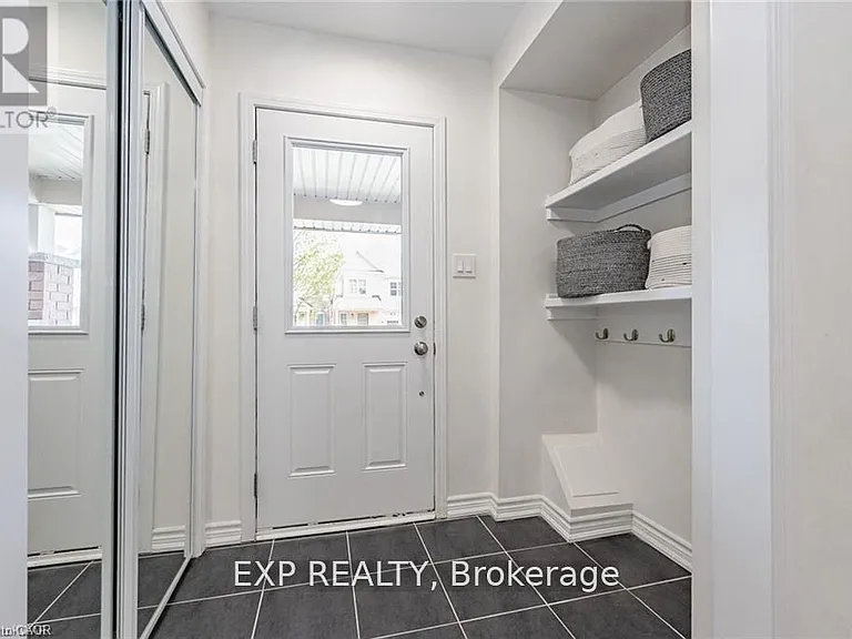 8 Stratus St — Photo 3