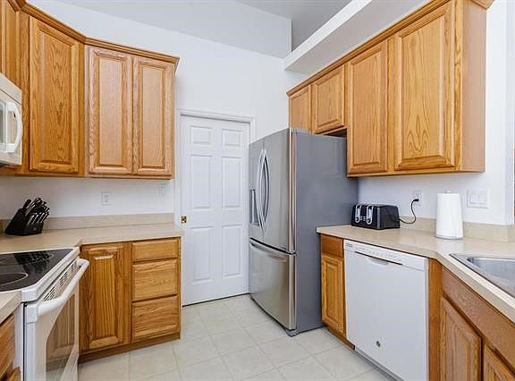 Kitchen with Vaulted Ceilings and Smooth Top Stove