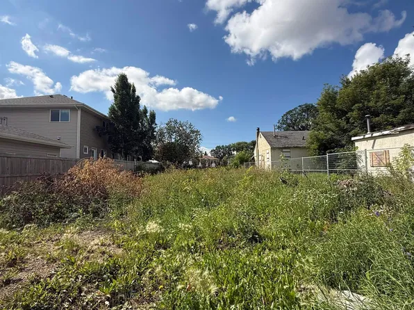 12207 127th St NW, Edmonton, AB T5L 0Z7