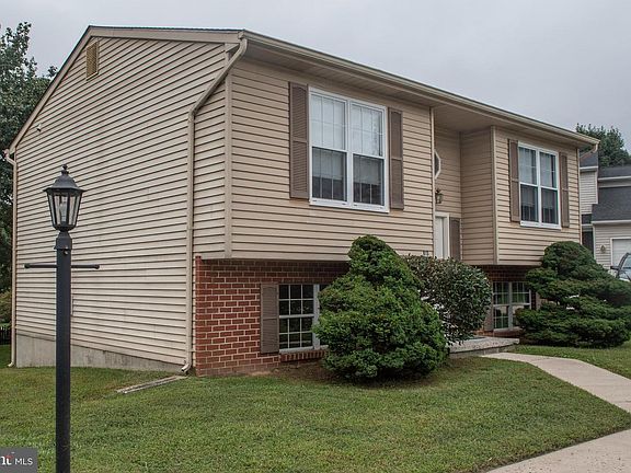 3rd image of 815 Litchfield Cir