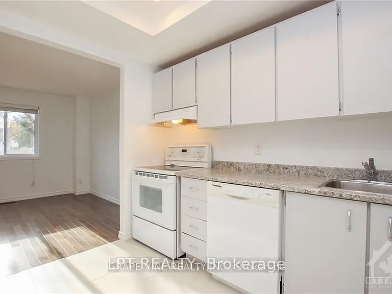 121 Erin Cres — Photo 11