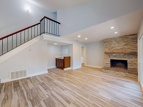 3rd image of 1107 Parkview Dr