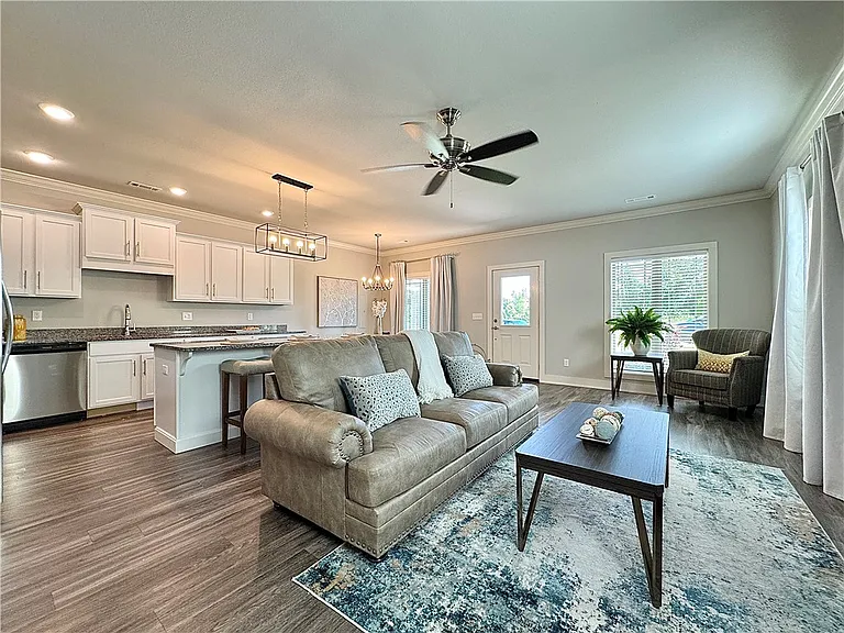 915 NE Heights Ln — Photo 11