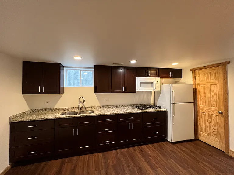 913 Webster Ave — Photo 4