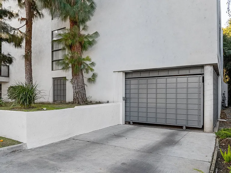 1527 Veteran Ave — Photo 6