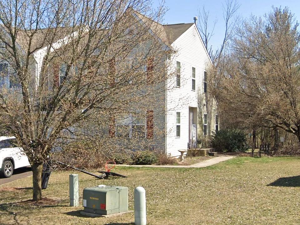 2nd image of 799 Evergreen Cir