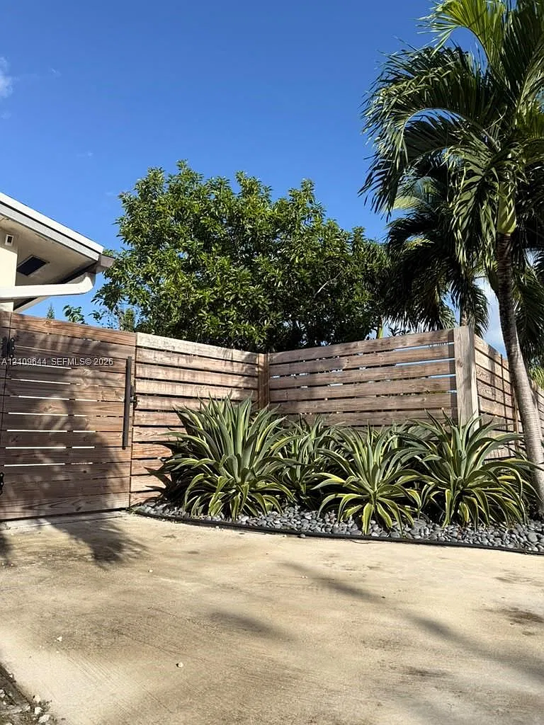 Floral Heights 1st Add — Photo 2