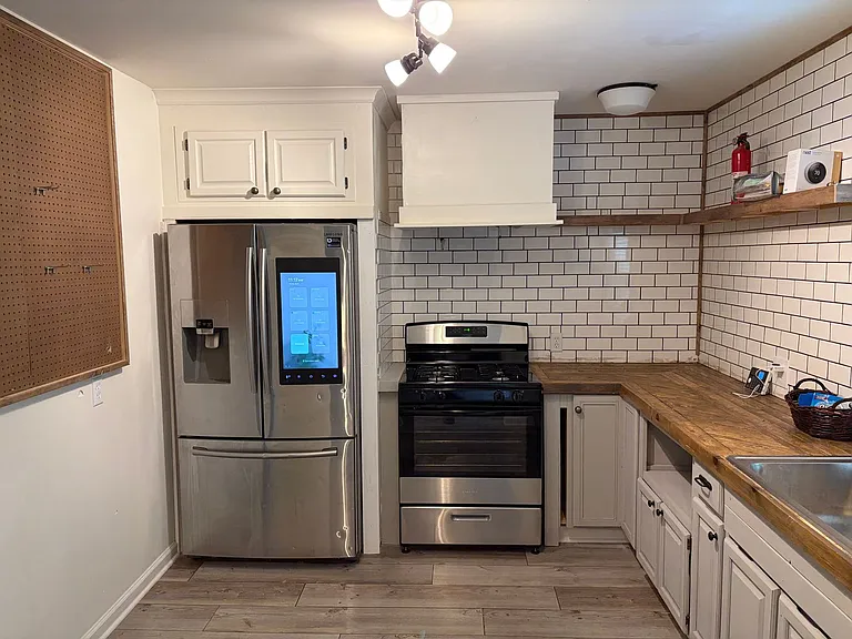 555 Upland St — Photo 7