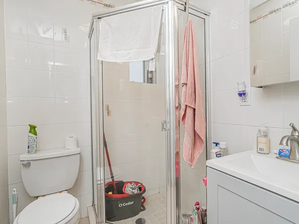 33 Manhattan Court image 12 of 32