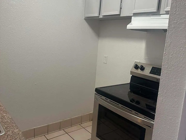 915 N San Joaquin St #8 — Photo 4