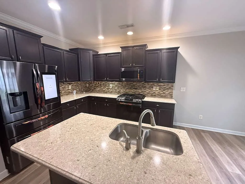 3 bed, 2.5 bath, 1602 sqft, $2,295 — Photo 2
