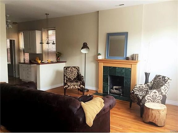 Large living room with Gas Fireplace - Large windows for natural lighting - Wonderful woodfloors