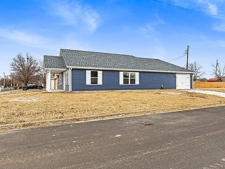 2331 S Willard Ave — Photo 16
