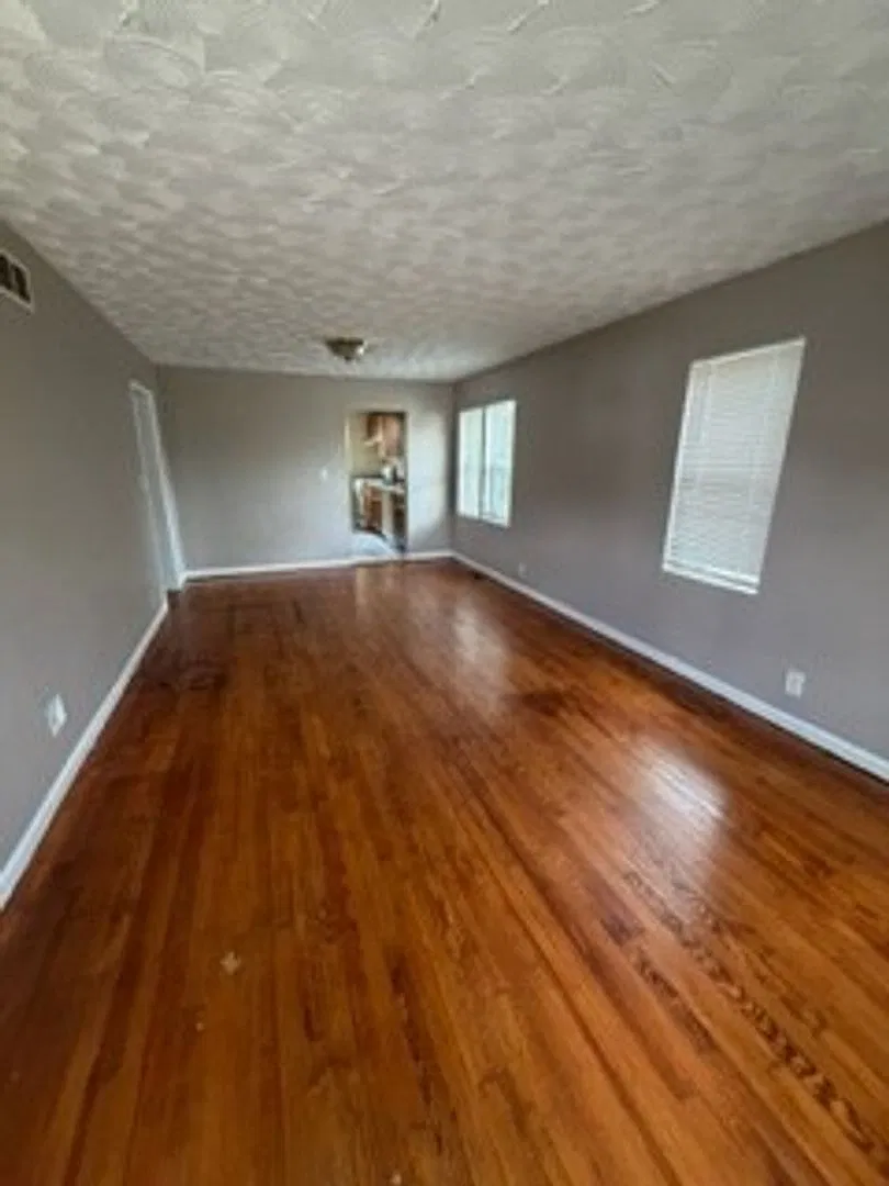 Cute Pontiac 2 Bedroom! — Photo 2