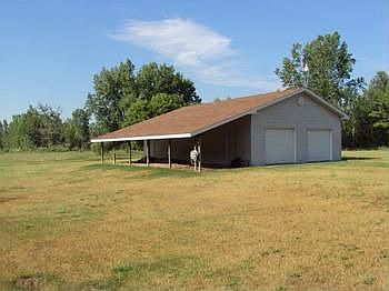 28x40 Pole Barn with concrete floor, electric and water.