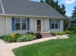 1307 Regency Dr, Hastings, NE 68901