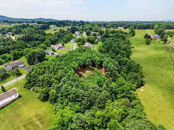 303 Stonebrook Dr, Galax, VA 24333