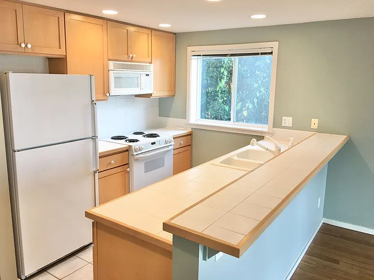 2432 Dexter Ave N #100 — Photo 4