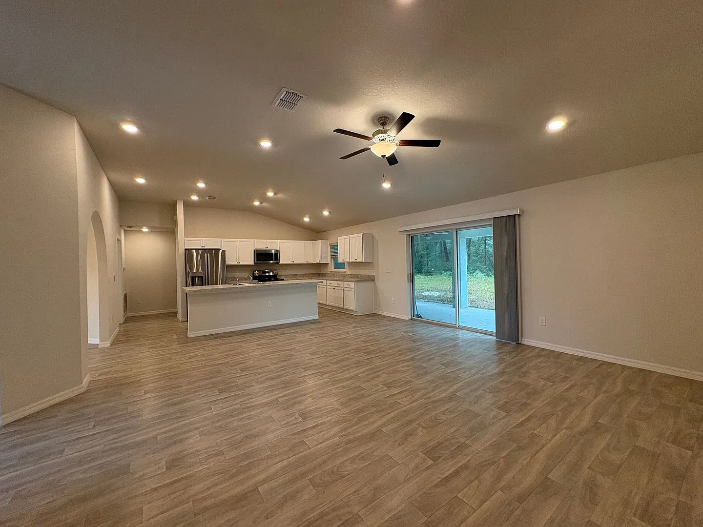 Beautiful 4-Bedroom Home on a Corner Lot Convenient Location! Marion Oaks. — Photo 4