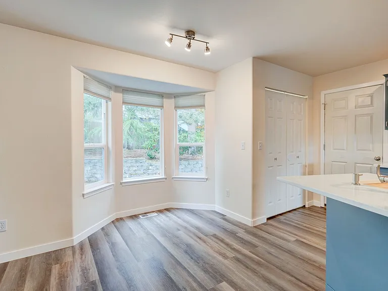 536 SW Regency Dr — Photo 11