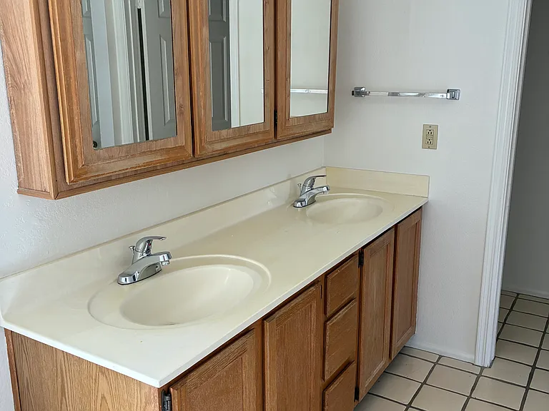 1425 N San Joaquin Dr — Photo 10