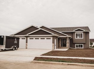 1513 Heritage Cir, Aberdeen, SD 57401