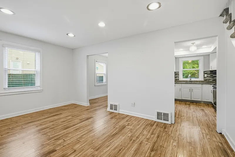 3 bed, 2.0 bath, 1290 sqft, $2,100 — Photo 3