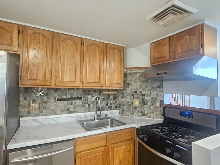 23-58 33rd St #1A — Photo 2