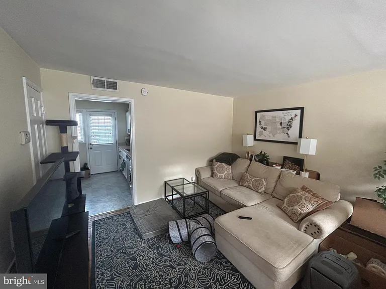 726 N Oakland St — Photo 3