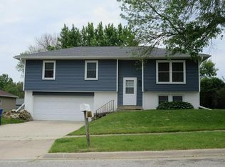 3913 Onawa Dr, Waterloo, IA 50701