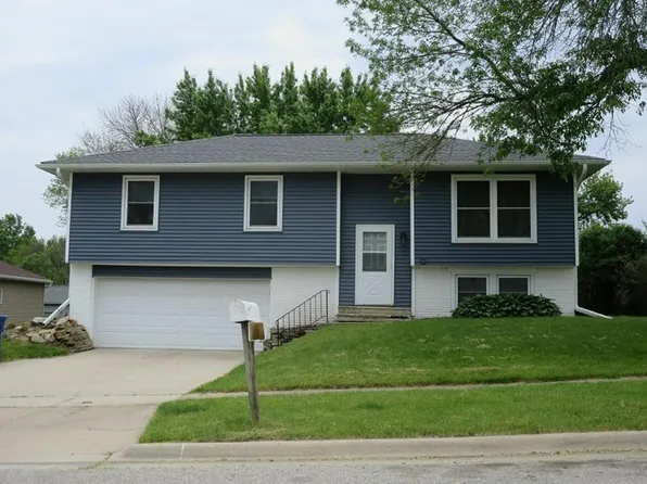 3913 Onawa Dr, Waterloo, IA 50701