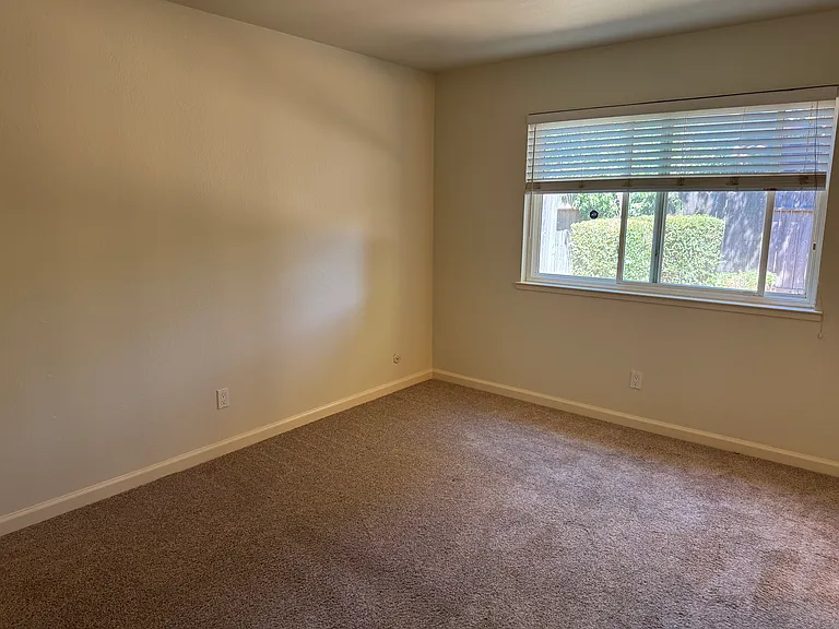 Primary Bedroom (3)