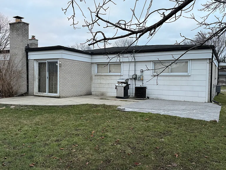 4651 Kingsley Dr — Photo 11