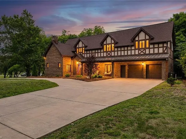 7 Mock St, Thomasville, NC 27360