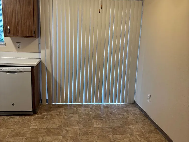 1 Bedroom 1 Bathroom at Hollywood Park Apartments — Photo 6