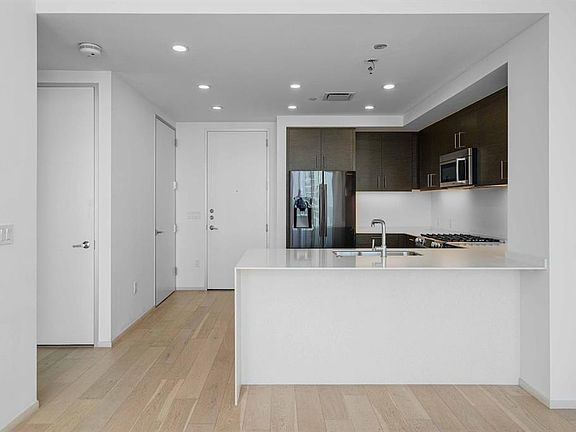 5th image of 301 West Ave #1803