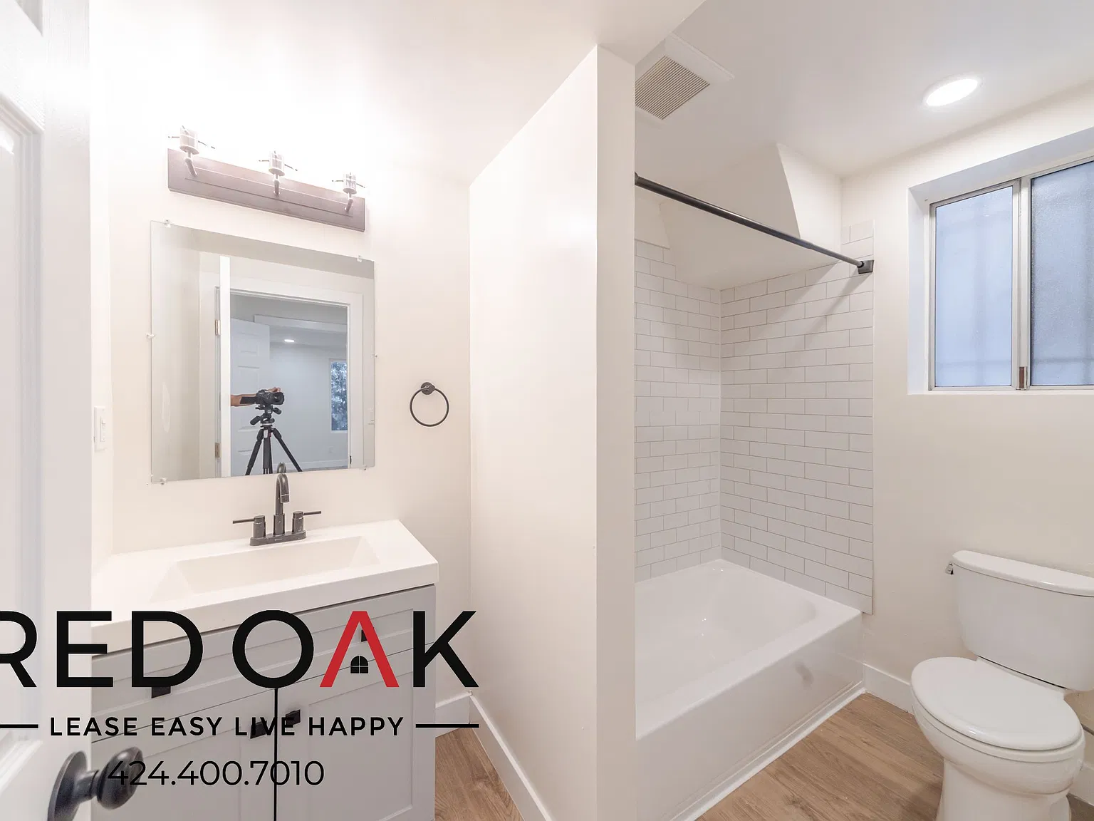 Sun-Drenched 1-Bed with Open Floor Plan, Air Conditioning and On-Site Laundry in the Heart of Ven... — Photo 3
