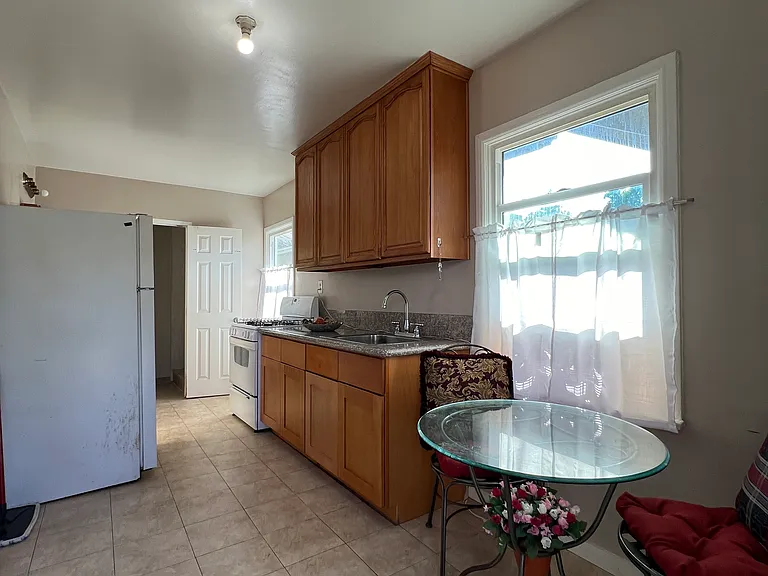 5575 1/2 Angelus Ave — Photo 13