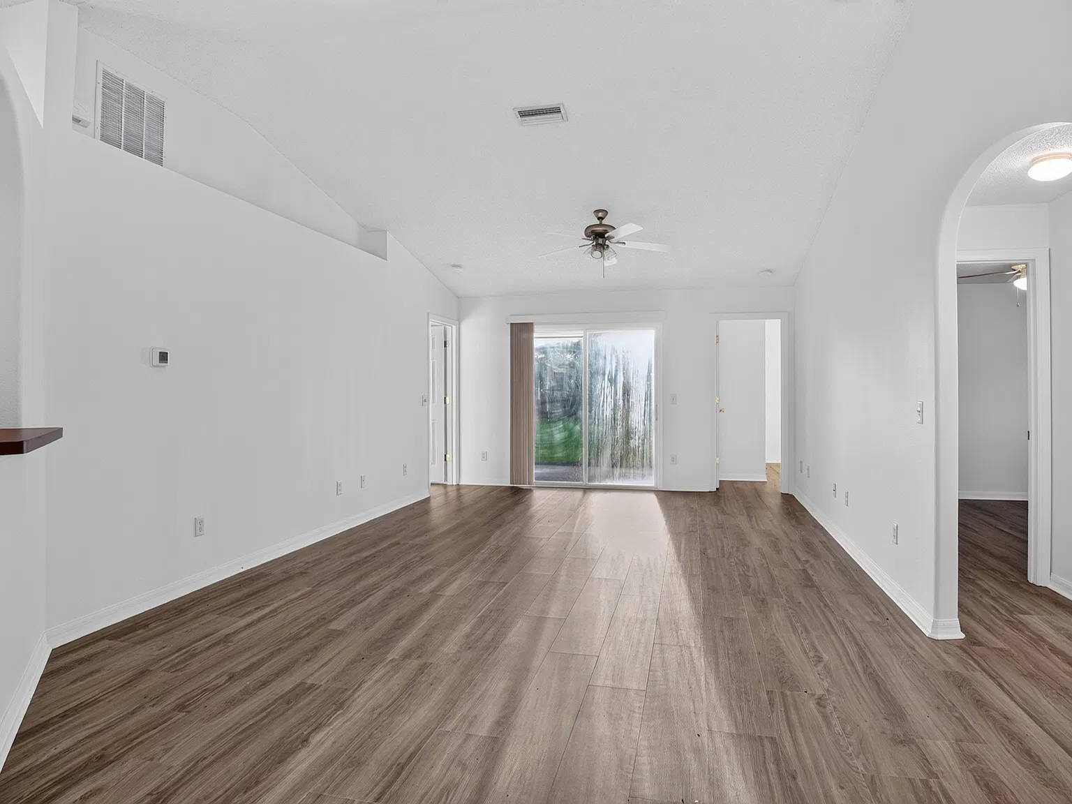 4 bed, 1379 sqft, $1,700 — Photo 2
