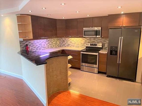 5th image of 1600 Center Ave APT 1C