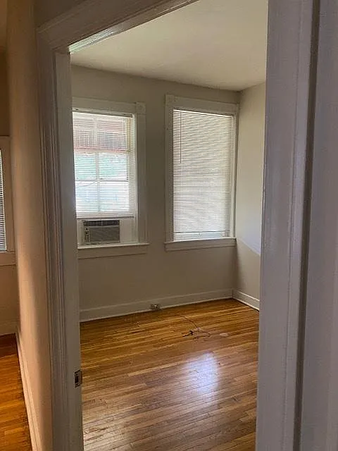 1042 Everett Ave — Photo 2