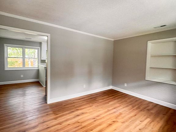 5th image of 210 Grayson St