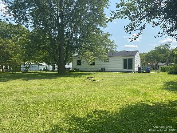 3rd image of 16 W Eden Ct