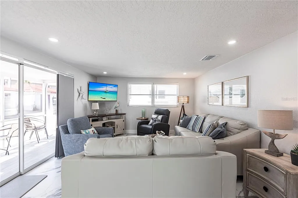 2 bed, 1.0 bath, 836 sqft, $8,370 — Photo 4