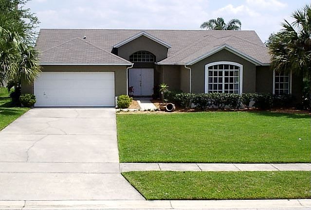 Beautiful 4/2, New tile carpet and paint